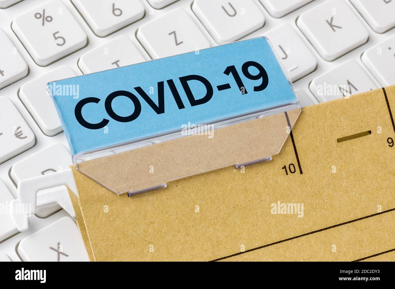 Un dossier de fichiers marron étiqueté COVID-19 Banque D'Images