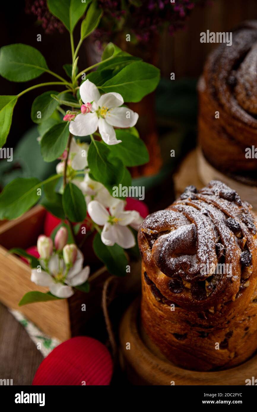 Gâteau de Pâques kraffin. Kraffins aux raisins secs, fruits confits et graines de pavot, saupoudrés de sucre en poudre. Gros plan sur un gâteau maison. Cruffin. Nourriture. Banque D'Images