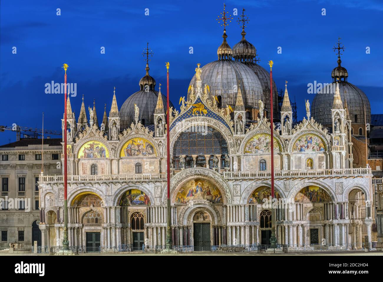 La célèbre basilique Saint-Marc à Venise la nuit Banque D'Images