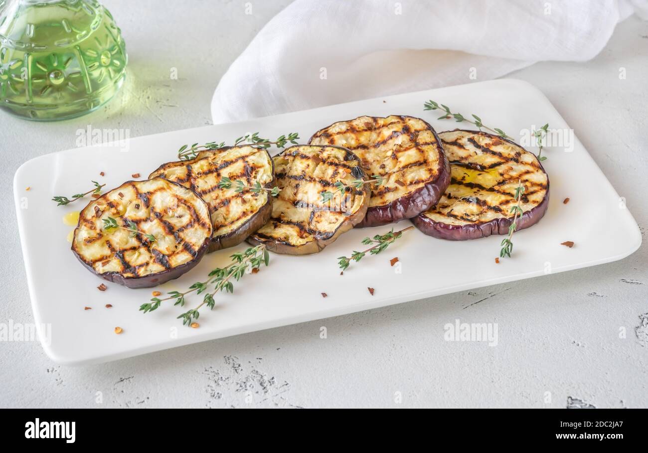 Tranches d'aubergine grillées à l'huile d'olive et au thym frais Banque D'Images
