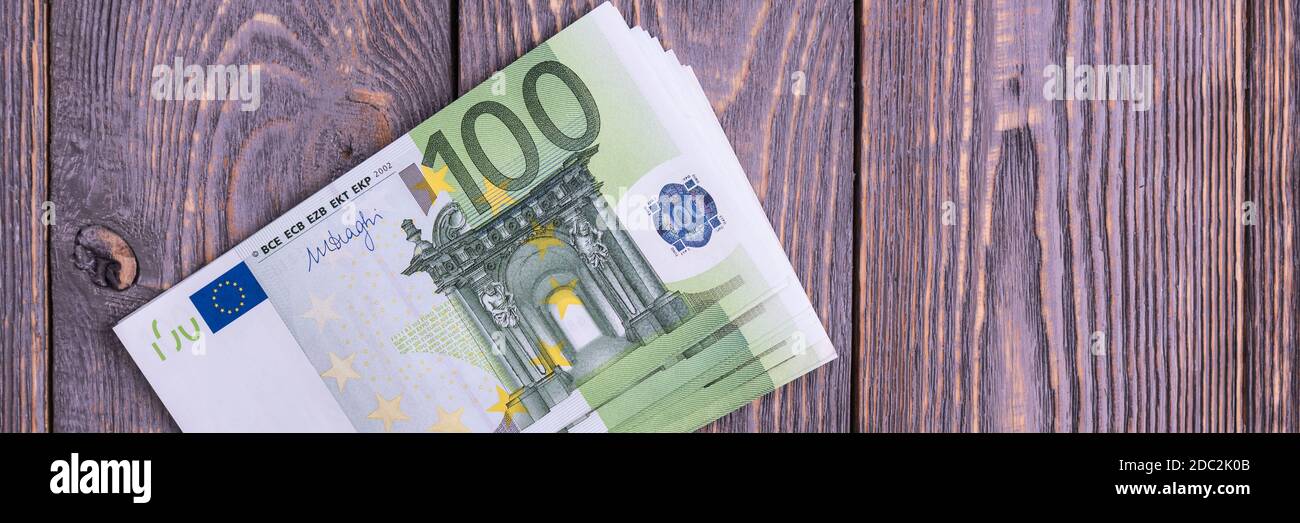 Billets en euro sur un fond de bois foncé Banque D'Images