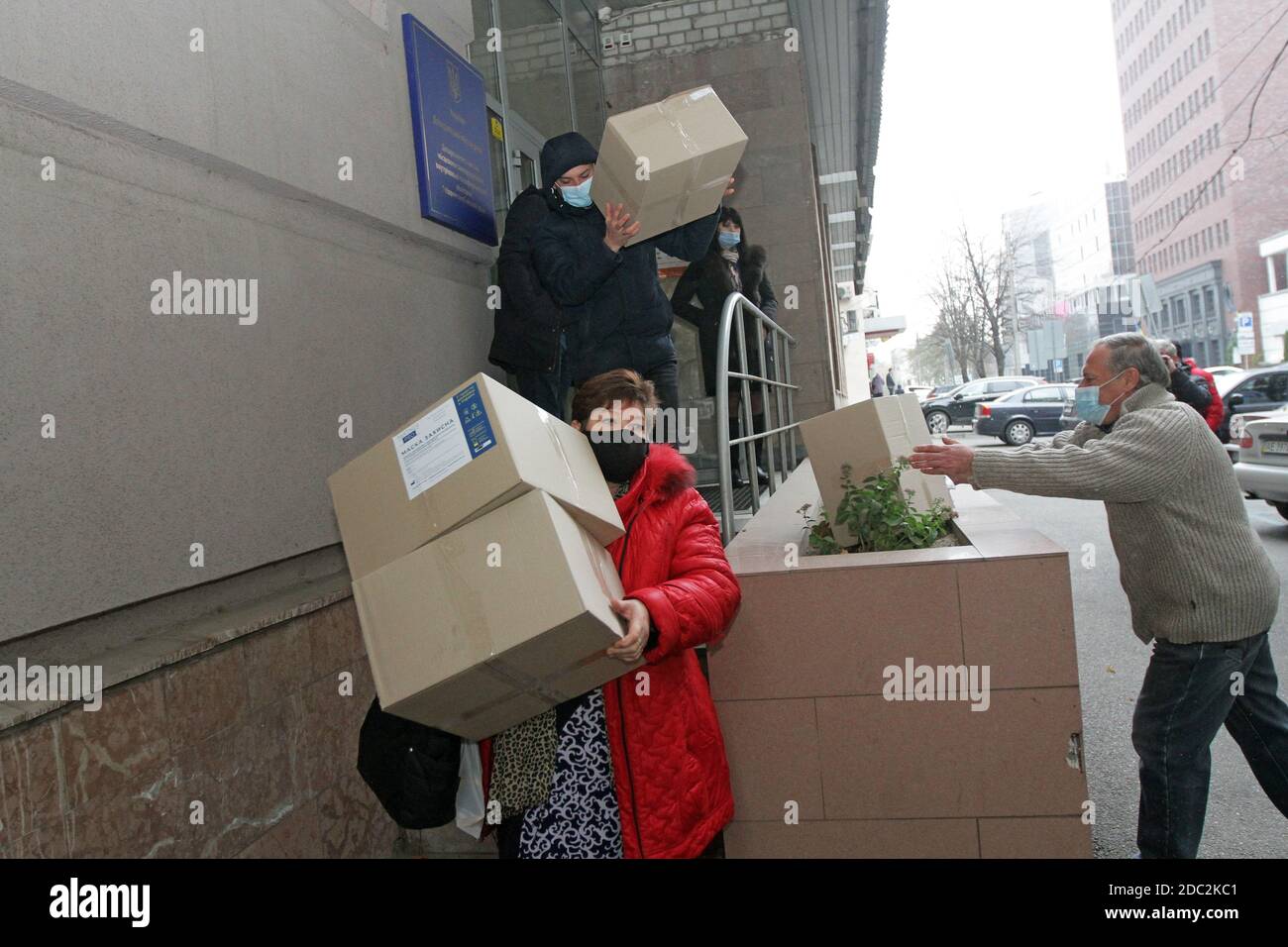 Non exclusif: DNIPRO, UKRAINE - 18 NOVEMBRE 2020 - les membres de la commission électorale reçoivent les lots avec des consommables médicaux avant la tenue de la mairie Banque D'Images