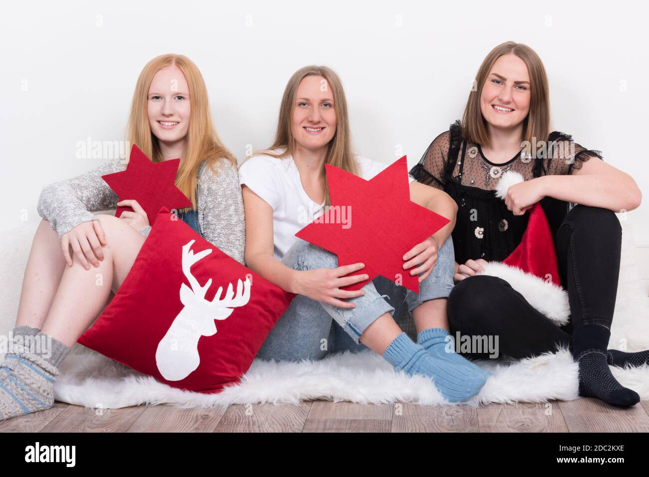 Junge Frauen freuen sich auf das Weihnachtsfest Banque D'Images