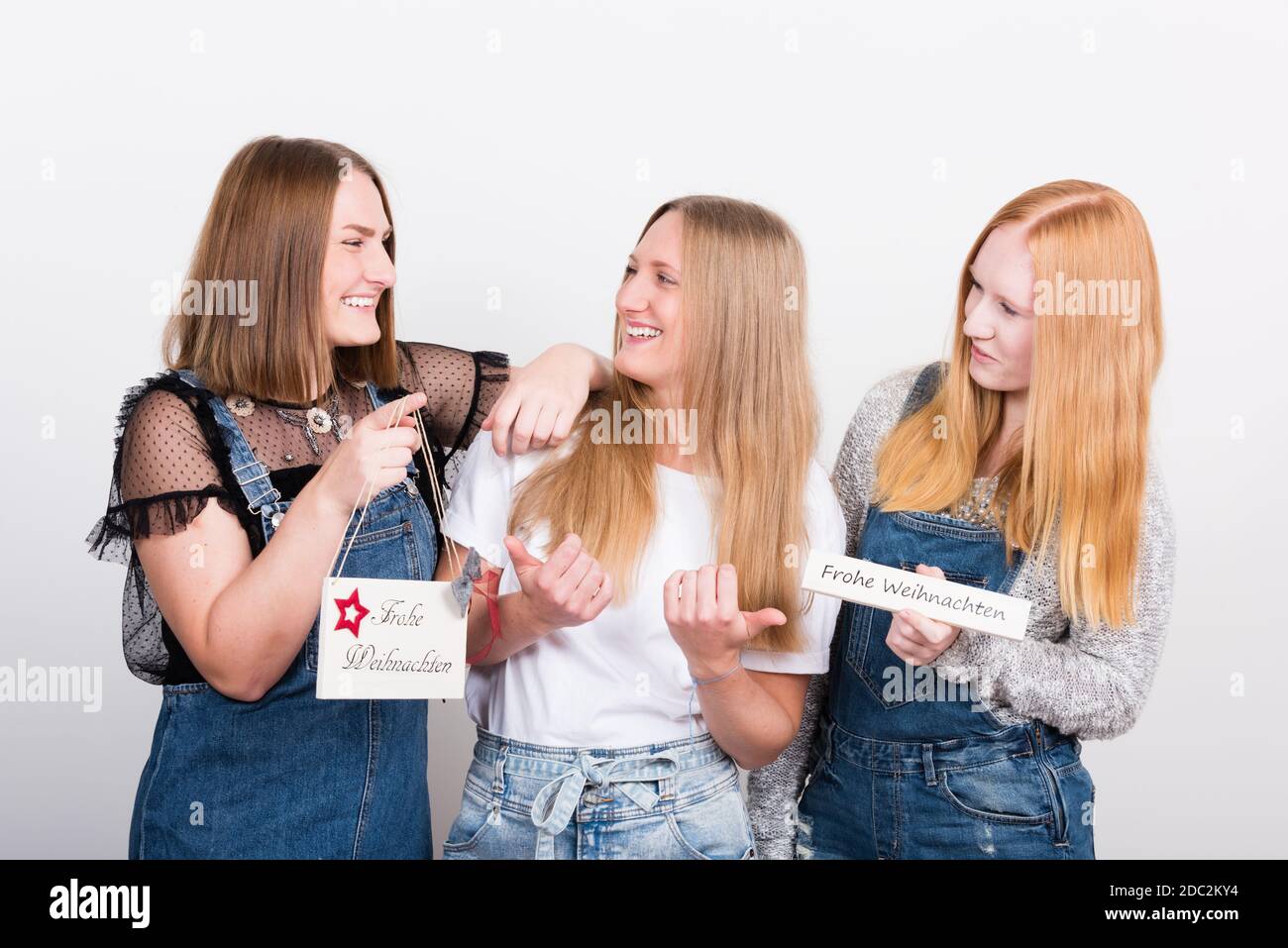 Junge Frauen freuen sich auf das Weihnachtsfest Banque D'Images