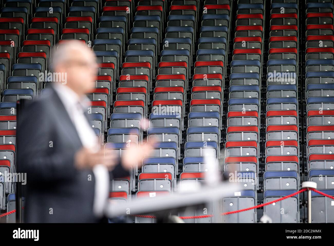 18 novembre 2020, Brême: Andreas Bovenschulte (SPD), Maire de Brême, se tient devant les niveaux vides de la Stadthalle lors d'une rencontre des citoyens. Les citoyens de Brême débattent des mesures de couronne, du budget 2021 et des règles et restrictions applicables aux feux d'artifice de la Saint-Sylvestre. Photo: Sina Schuldt/dpa Banque D'Images