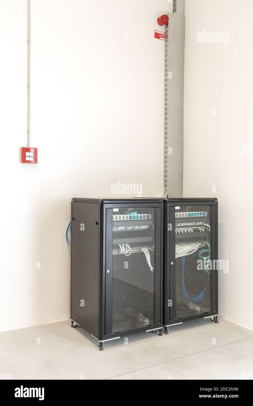 Deux racks de serveurs et armoires réseau dans la salle Banque D'Images