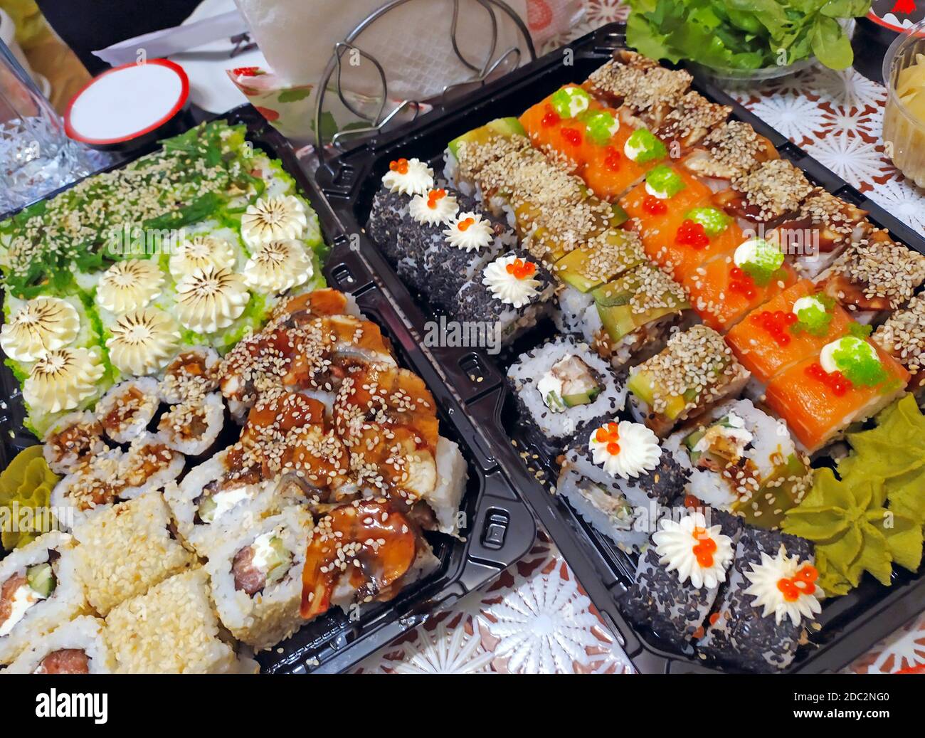 Ensemble de sushis japonais. Variété saine de nourriture japonaise. Différents types de sushis. Délicieux maki coloré, tamagoyaki, inari. Tradi japonais Banque D'Images