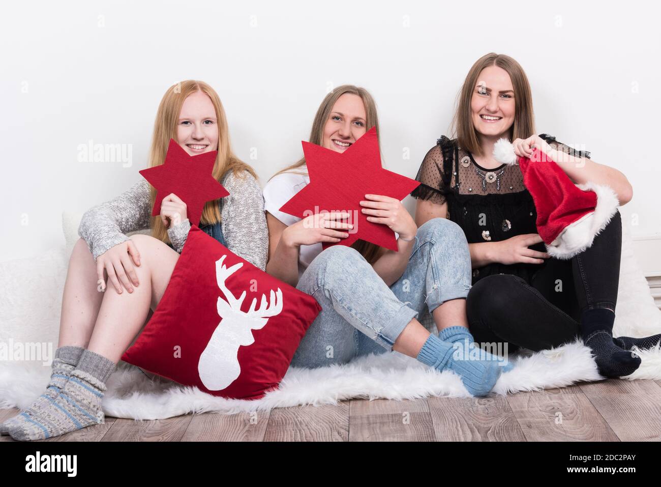 Junge Frauen posieren für ein lustiges weihnachtliches Foto Banque D'Images