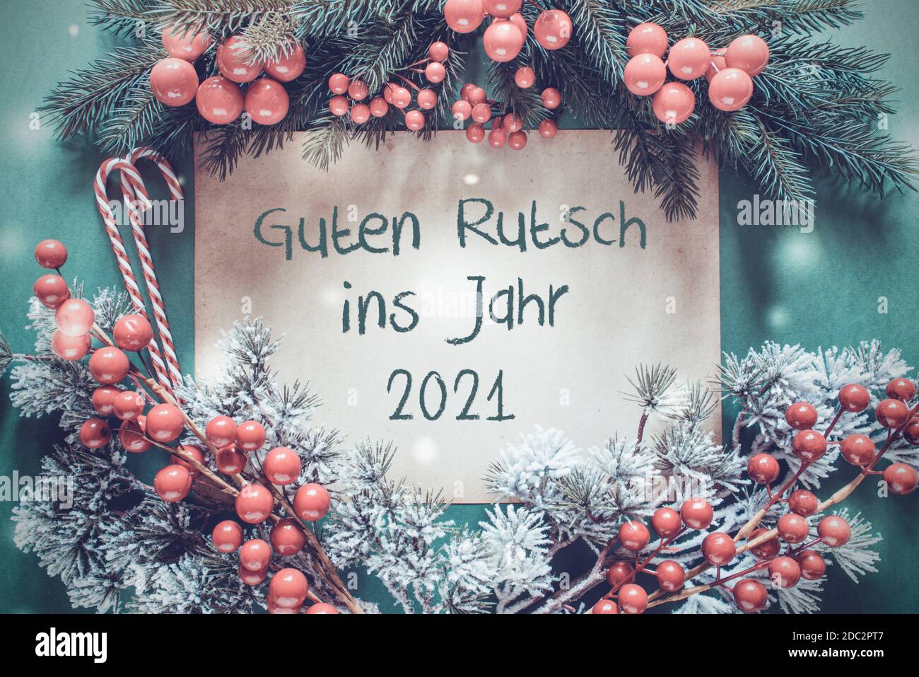 Brown Paper with German Text Guten Rutsch ins Jahr 2021 signifie Happy New Year 2021. Guirlande de Noël avec branche de sapin et décoration rouge. Ba vert Banque D'Images