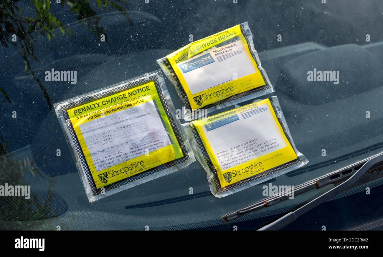 Avis de pénalité fixe fixé au pare-brise de voiture dans la ville de marché de Shrewsbury, Shropshire, Angleterre. Banque D'Images