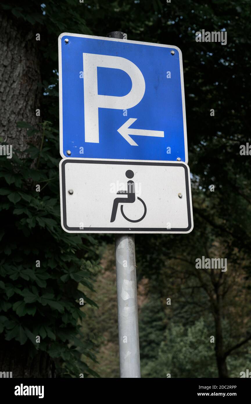 Panneau de parking bleu pour personnes handicapées dans un parking en Angleterre. Banque D'Images