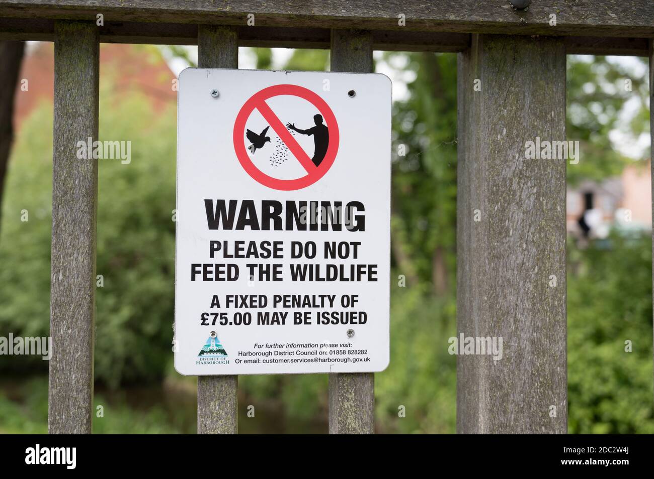 Inscrivez-vous dans un parc de la ville de Market Harborough demandant aux gens de ne pas nourrir la faune. Banque D'Images