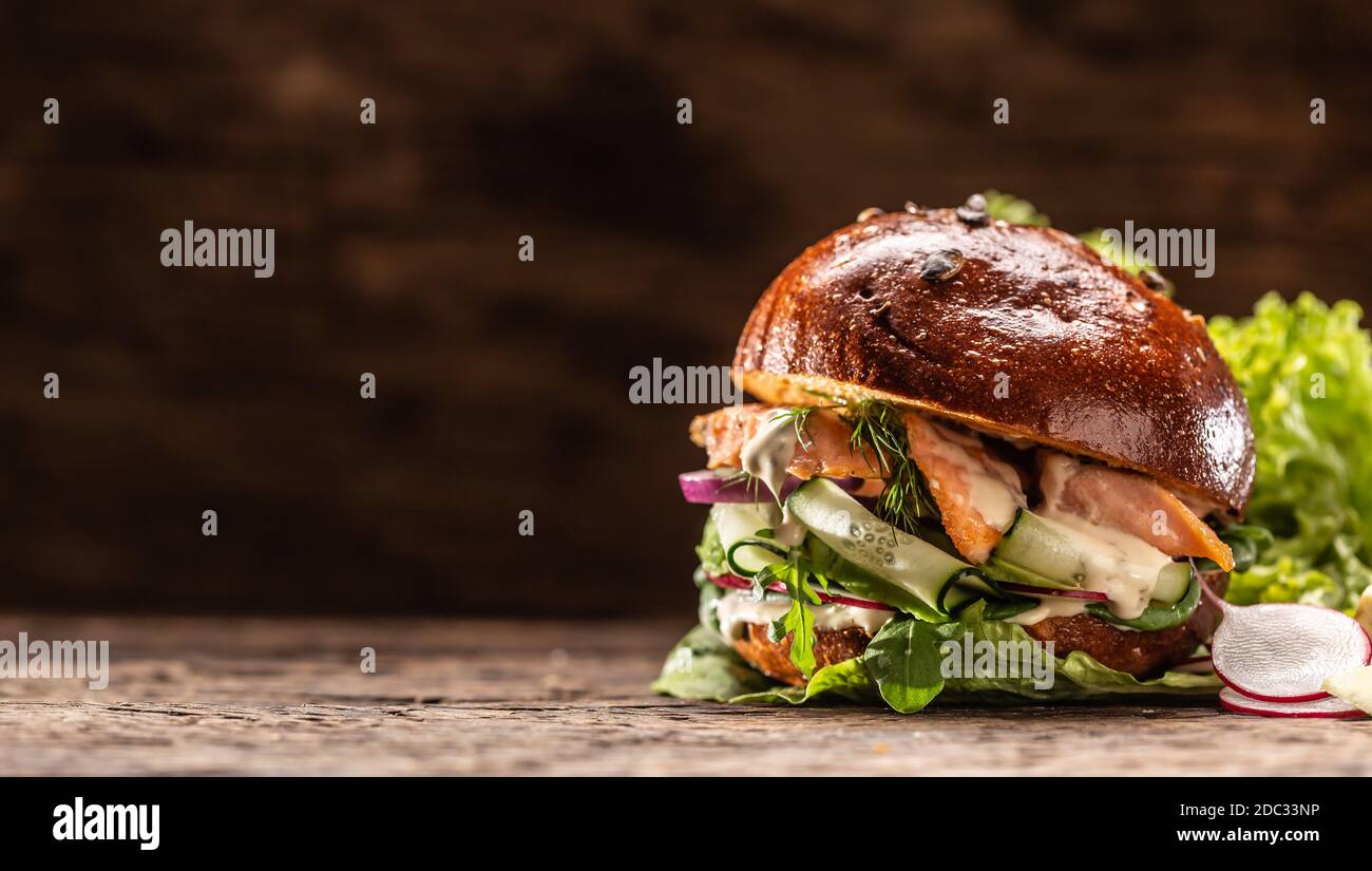Hamburger de saumon farci avec salade de légumes, avocat et aneth Banque D'Images