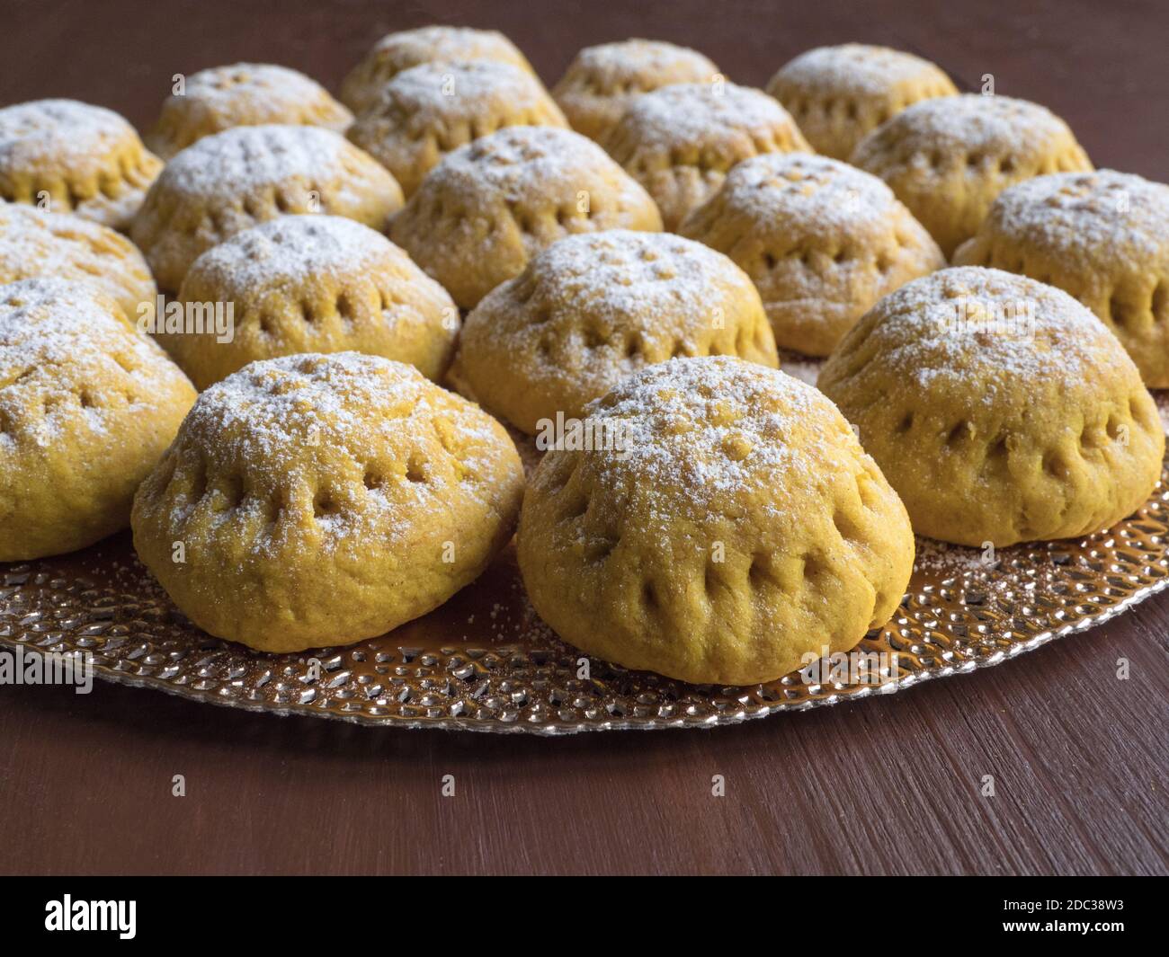 Biscuits égyptiens 'Kahk El Eid', variation avec l'ajout de curcuma lors de la cuisson. Biscuits de la fête islamique El Fitr. Bonbons du Ramadan. Banque D'Images