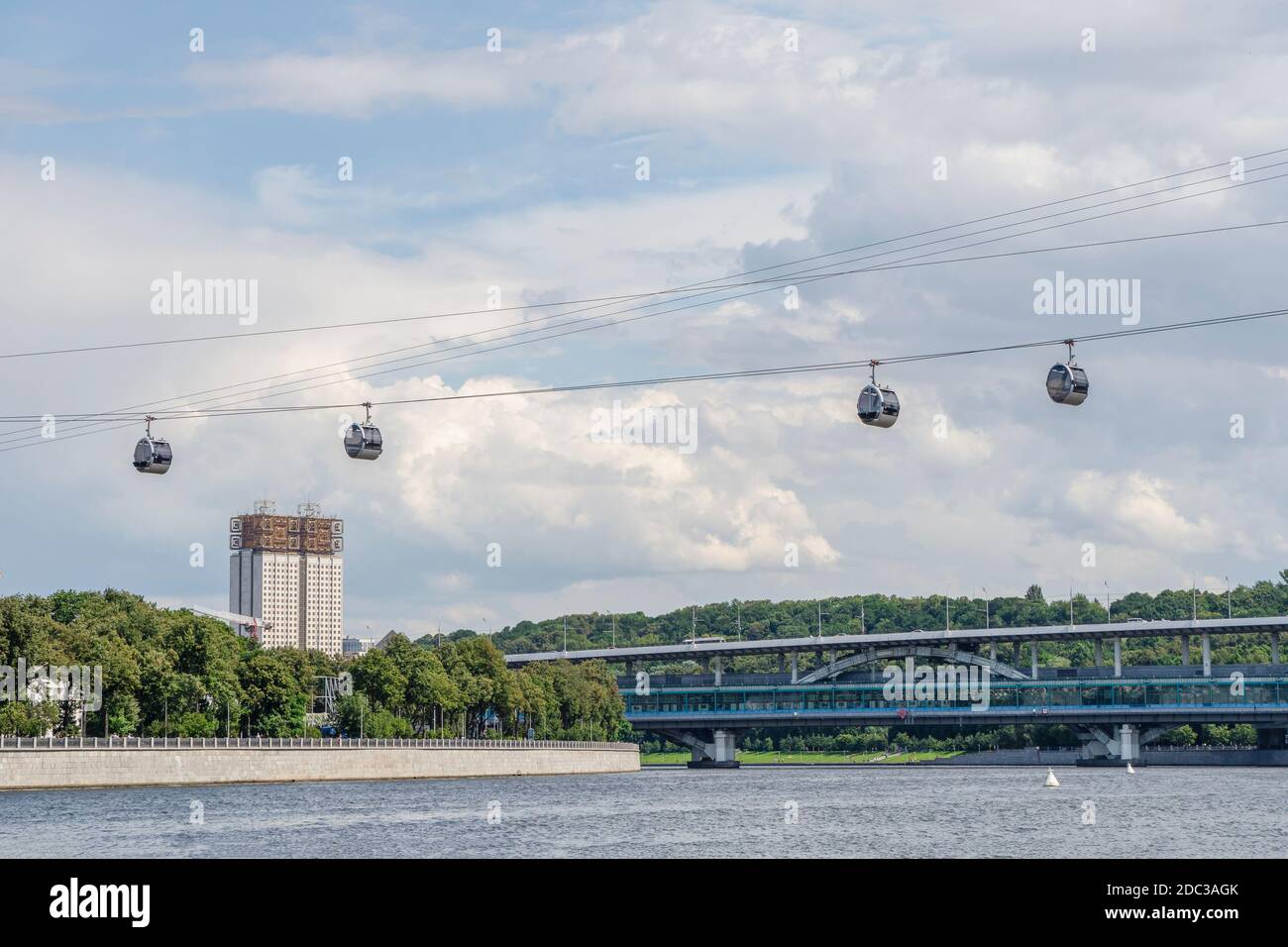 Téléphérique traversant la rivière de Moscou sur le Vorobyovy Gory. Moscou. Russie. Banque D'Images