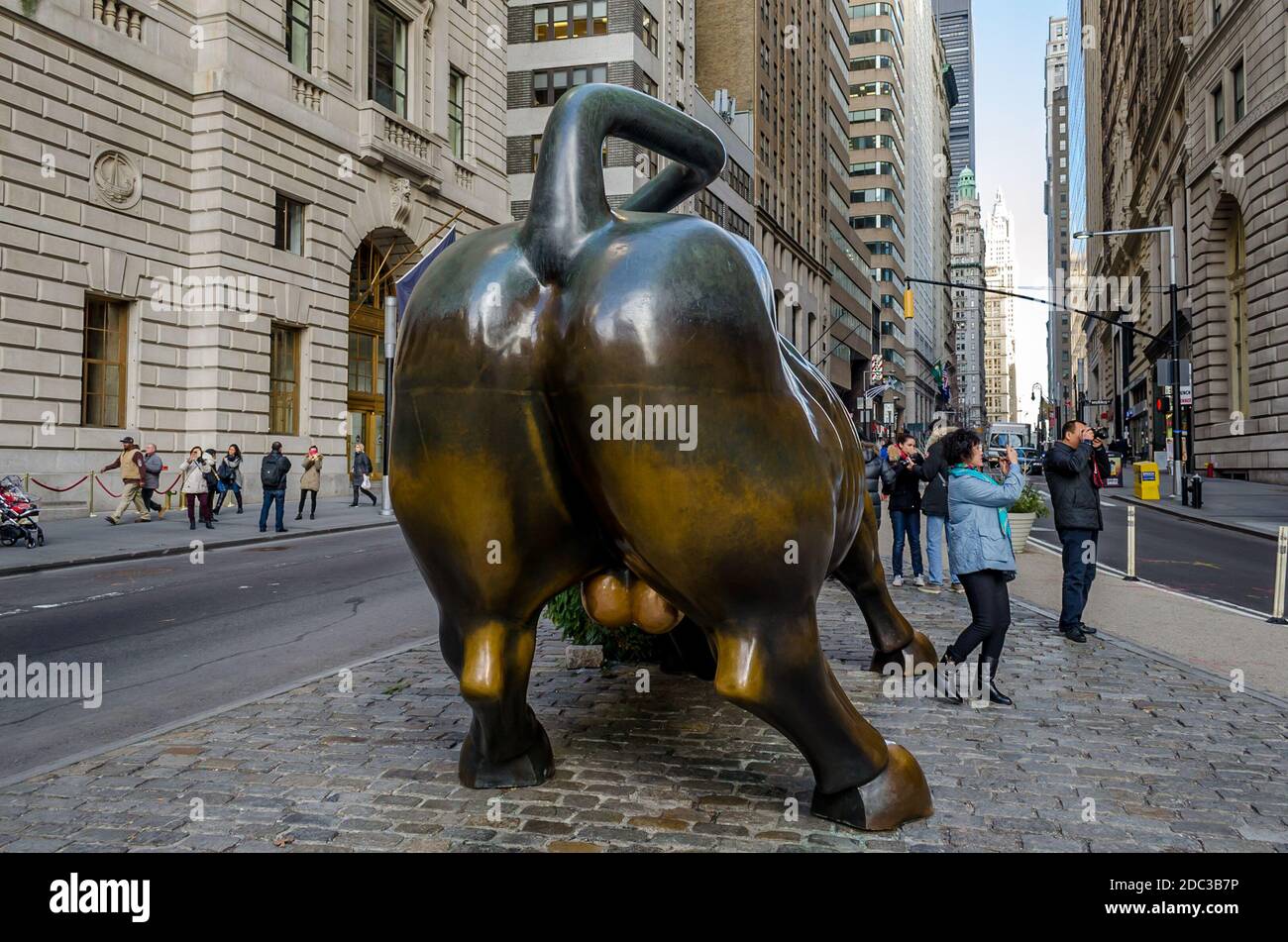 Chargement de la sculpture en bronze Bull. Bull of Wall Street Retour dans  le quartier financier, Lower Manhattan, New York City, États-Unis Photo  Stock - Alamy