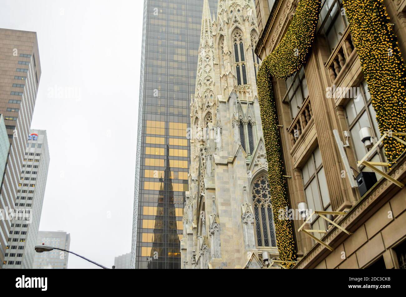 Vue à angle bas de la cathédrale Saint-Patrick reflétée sur le Skyscraper voisin. Manhattan, New York, États-Unis Banque D'Images