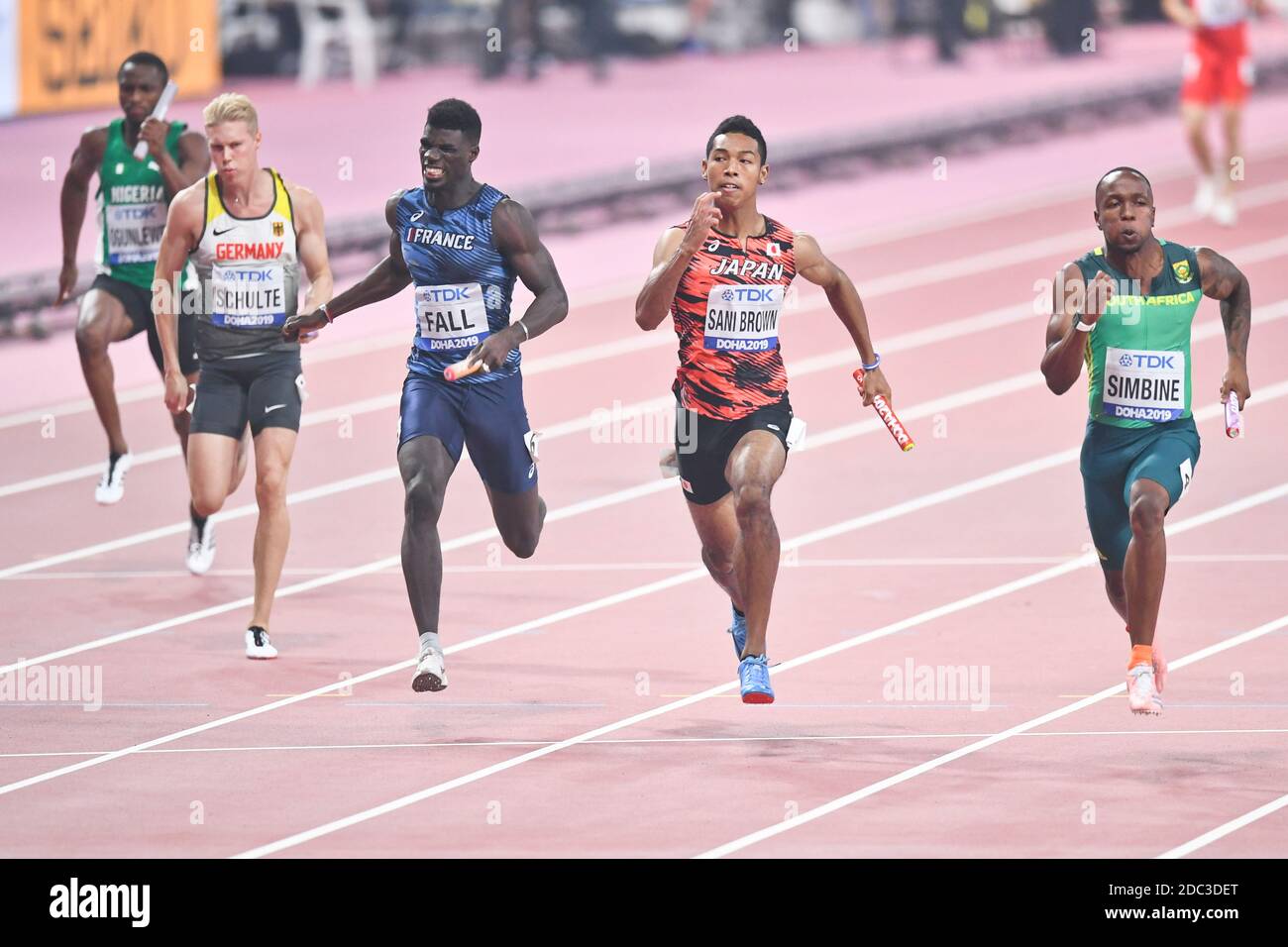 Relais 4x100 tour 1: Mouhamadou Fall (FRA), Abdul Sani Brown (JPN), Akani Simbine (RSA). Championnats du monde d'athlétisme de l'IAAF, Doha 2019 Banque D'Images