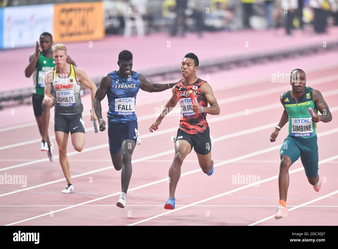 Relais 4x100 tour 1: Mouhamadou Fall (FRA), Abdul Sani Brown (JPN), Akani Simbine (RSA). Championnats du monde d'athlétisme de l'IAAF, Doha 2019 Banque D'Images