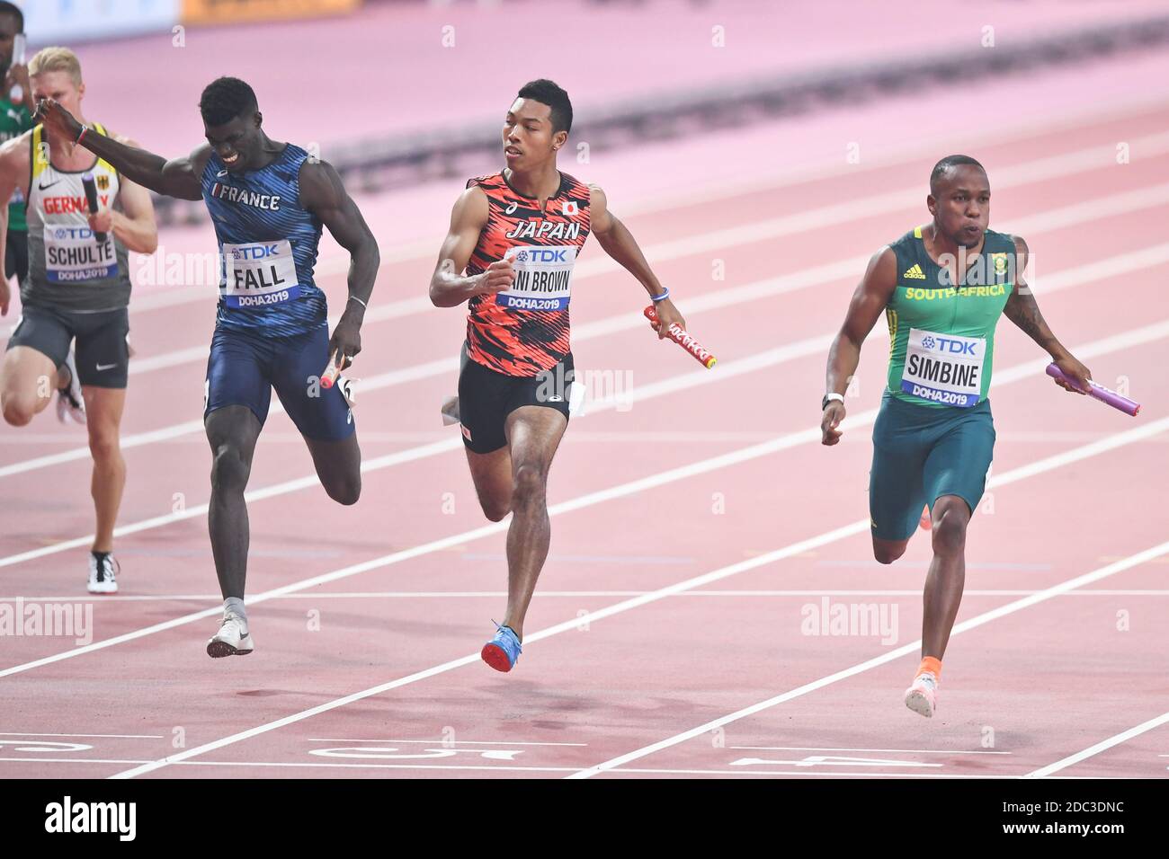 Relais 4x100 tour 1: Mouhamadou Fall (FRA), Abdul Sani Brown (JPN), Akani Simbine (RSA). Championnats du monde d'athlétisme de l'IAAF, Doha 2019 Banque D'Images