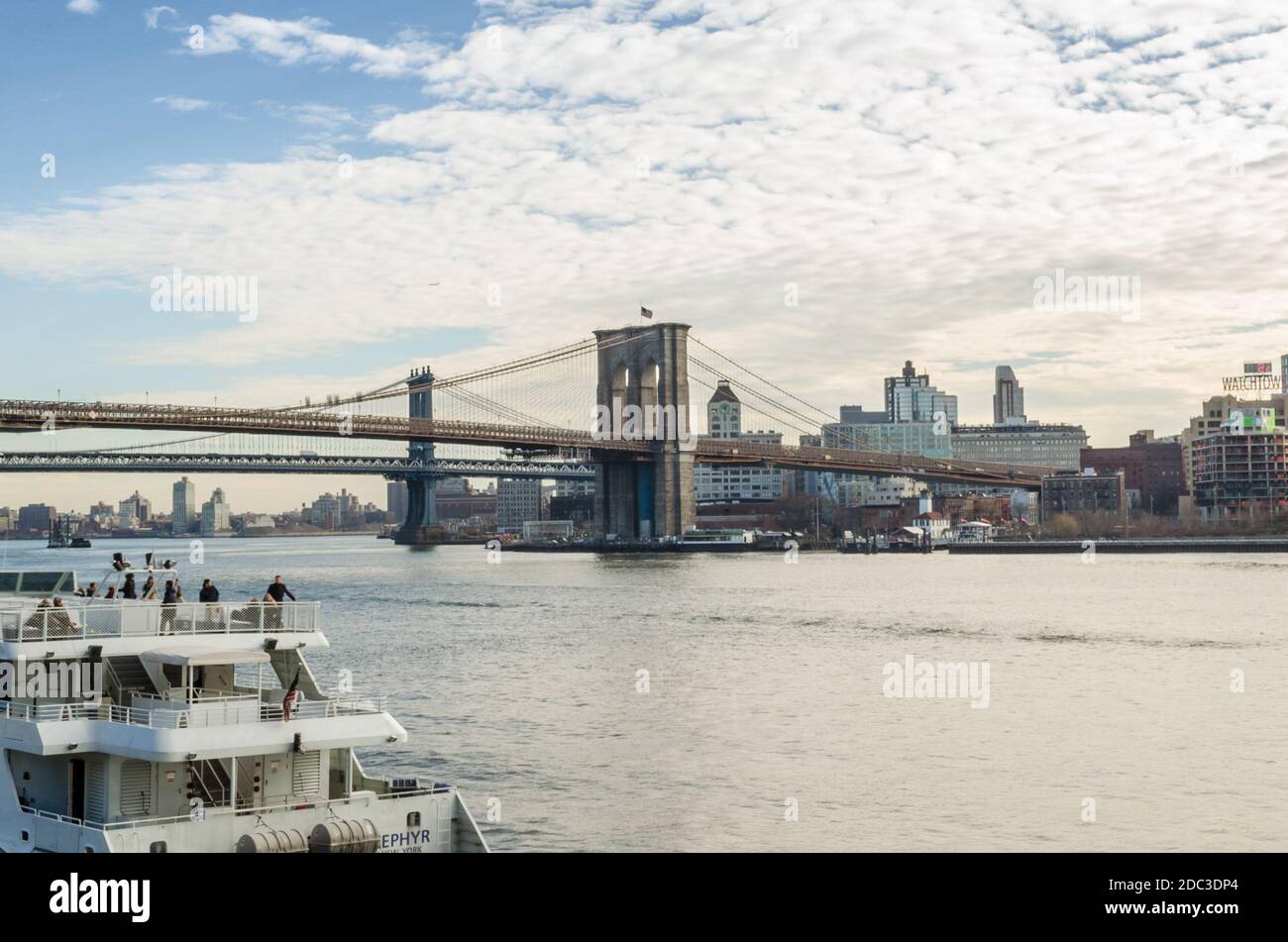 Un bateau de croisière avec des visiteurs se préparer à partir d'un quai de Manhattan. Vue panoramique sur le pont de Brooklyn en arrière-plan. New York, États-Unis Banque D'Images