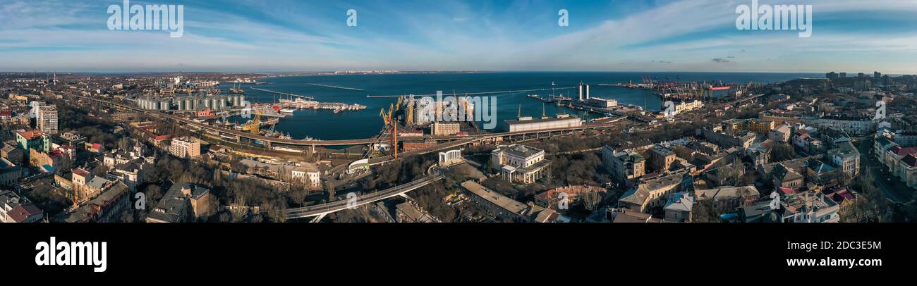 Panorama aérien du centre d'hiver paysage de la ville avec Primorsky Boulevard Et port de mer à Odessa Ukraine Banque D'Images