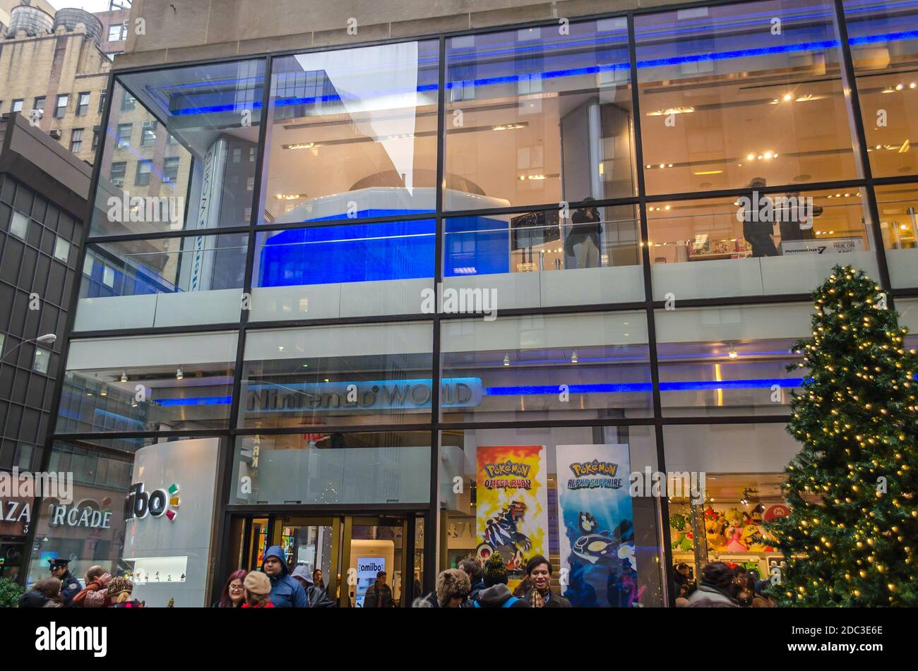 Boutique officielle de Nintendo World à Manhattan les jours de Noël. Clients potentiels à l'entrée. New York, États-Unis Banque D'Images