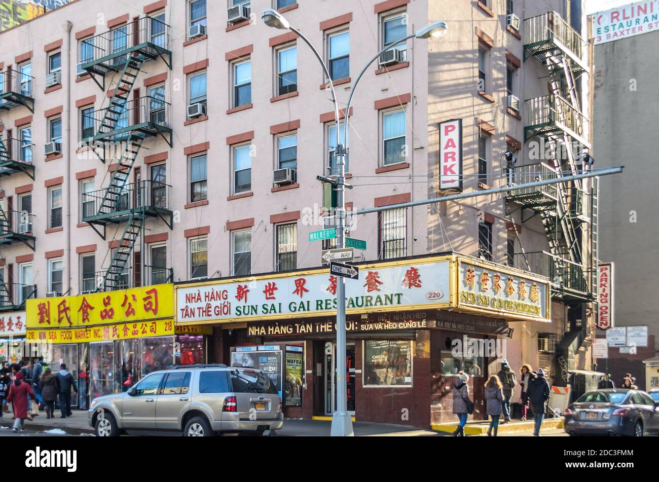 Magasins et boutiques le long d'une rue animée de Chinatown, Manhattan. Le style et la culture chinois dans le voisinage. New York, États-Unis Banque D'Images