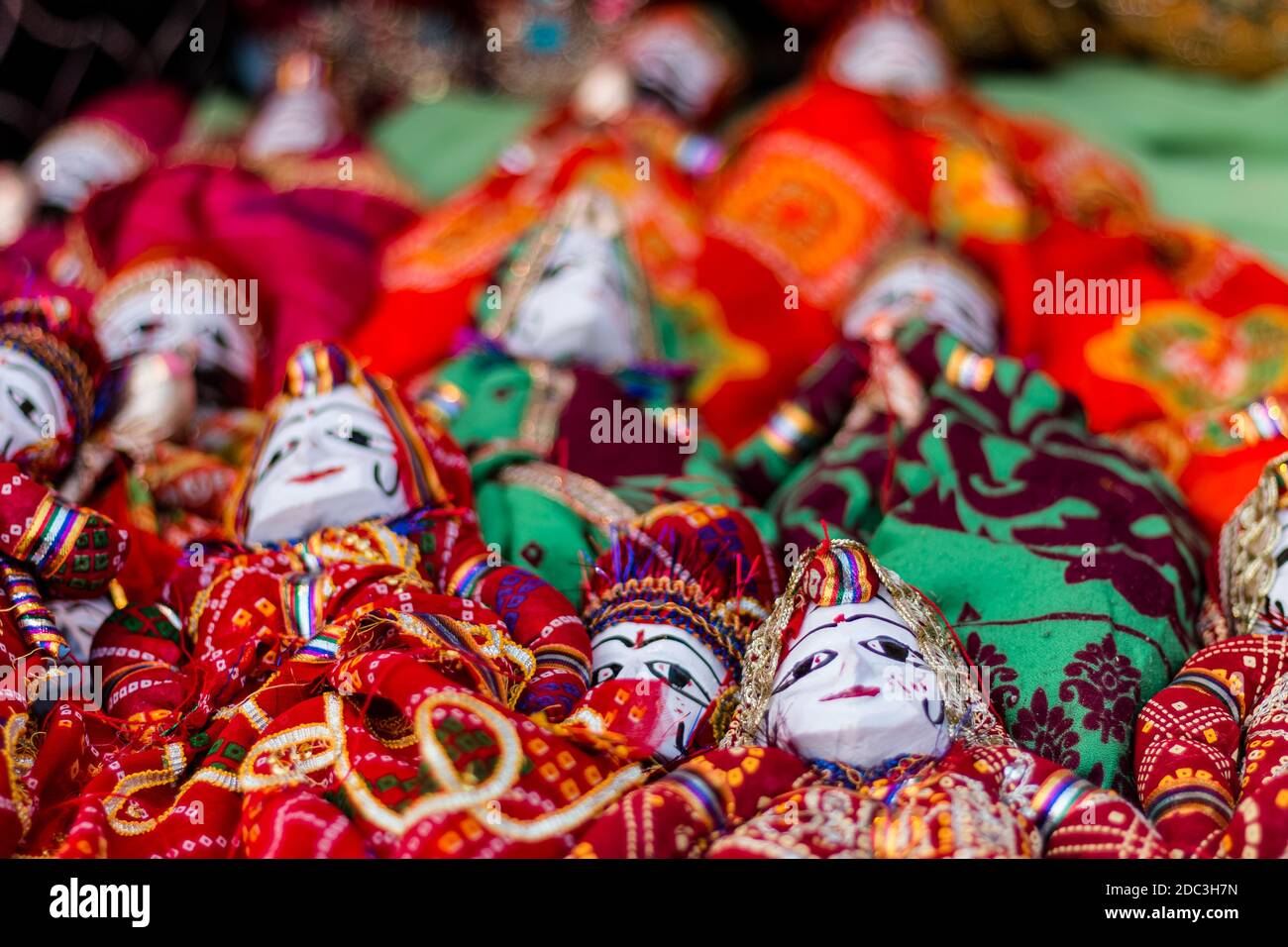 Des marionnettes Rajasthani artisanales colorées (Kathputli) ont été exposées en magasin à New Delhi, en Inde Banque D'Images