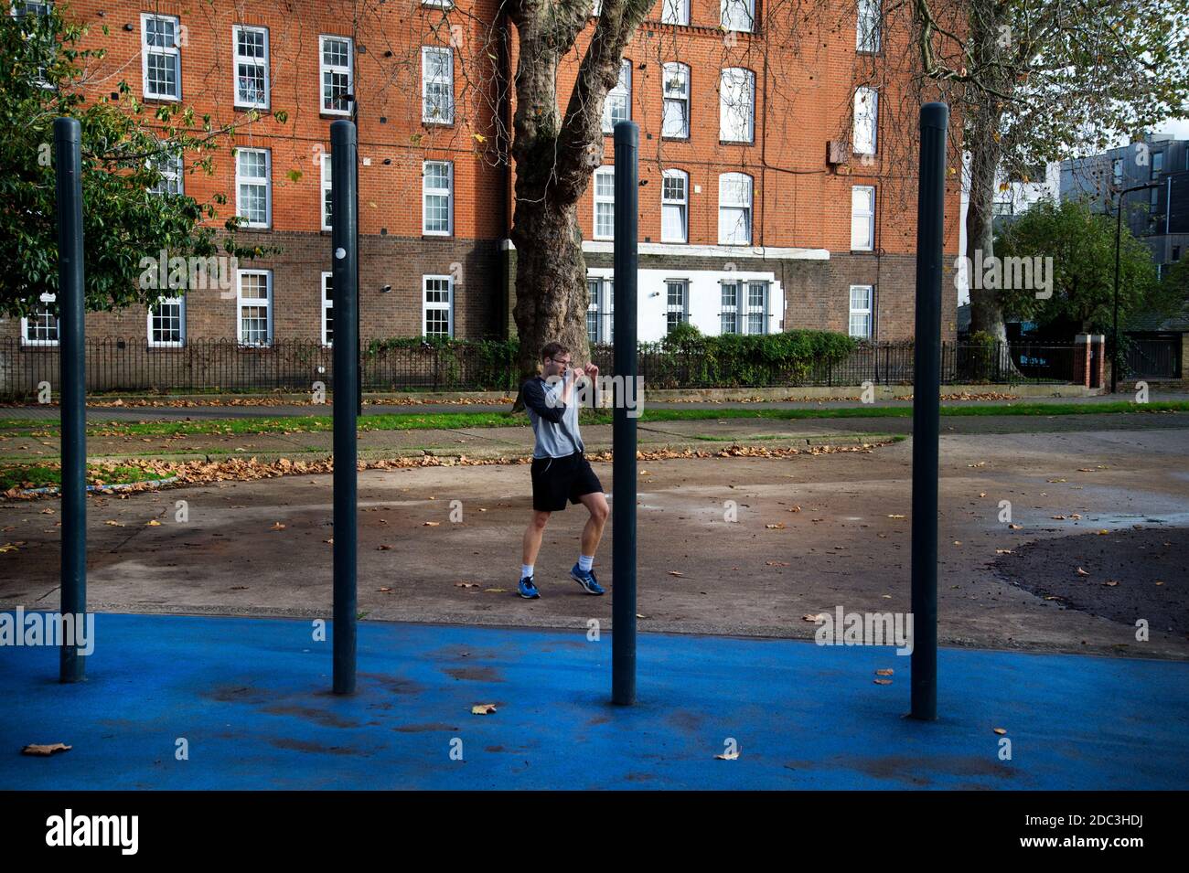 Hackney,Londres novembre 2020 pendant la pandémie de Covid-19 (coronavirus). Verrouillage 2. Un homme s'exerce à côté de l'équipement de gymnase du conseil qui a été Banque D'Images