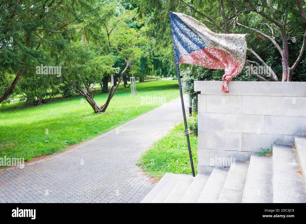 La Révolution de velours, 17 novembre 1989, monument (photo), par Marek Vrablik, et NO TO COMMUNISTE plaque commémorative à Uhersky Brod, région de Zlin, République Tchèque Banque D'Images