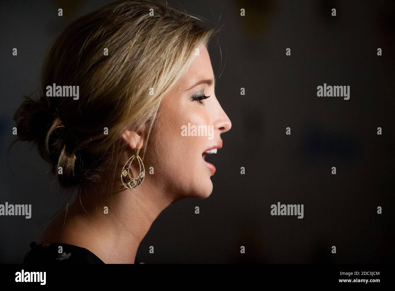 Ivanka Trump participe à la première de « The Way » pour profiter de la Fondation Walkabout à la School of Visual Arts le 5 octobre 2011 à New York. Banque D'Images