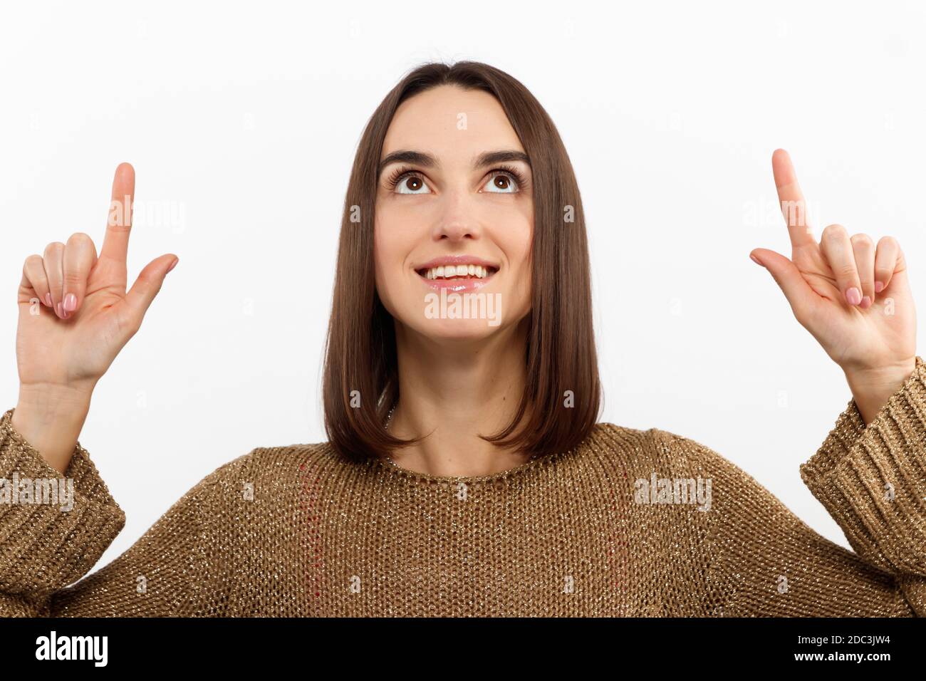 Portrait d'une femme aux cheveux justes magnifique jolie jeune femme souriante avec consigner les cheveux sur fond gris en pointant vers le haut et le côté avec les doigts Banque D'Images