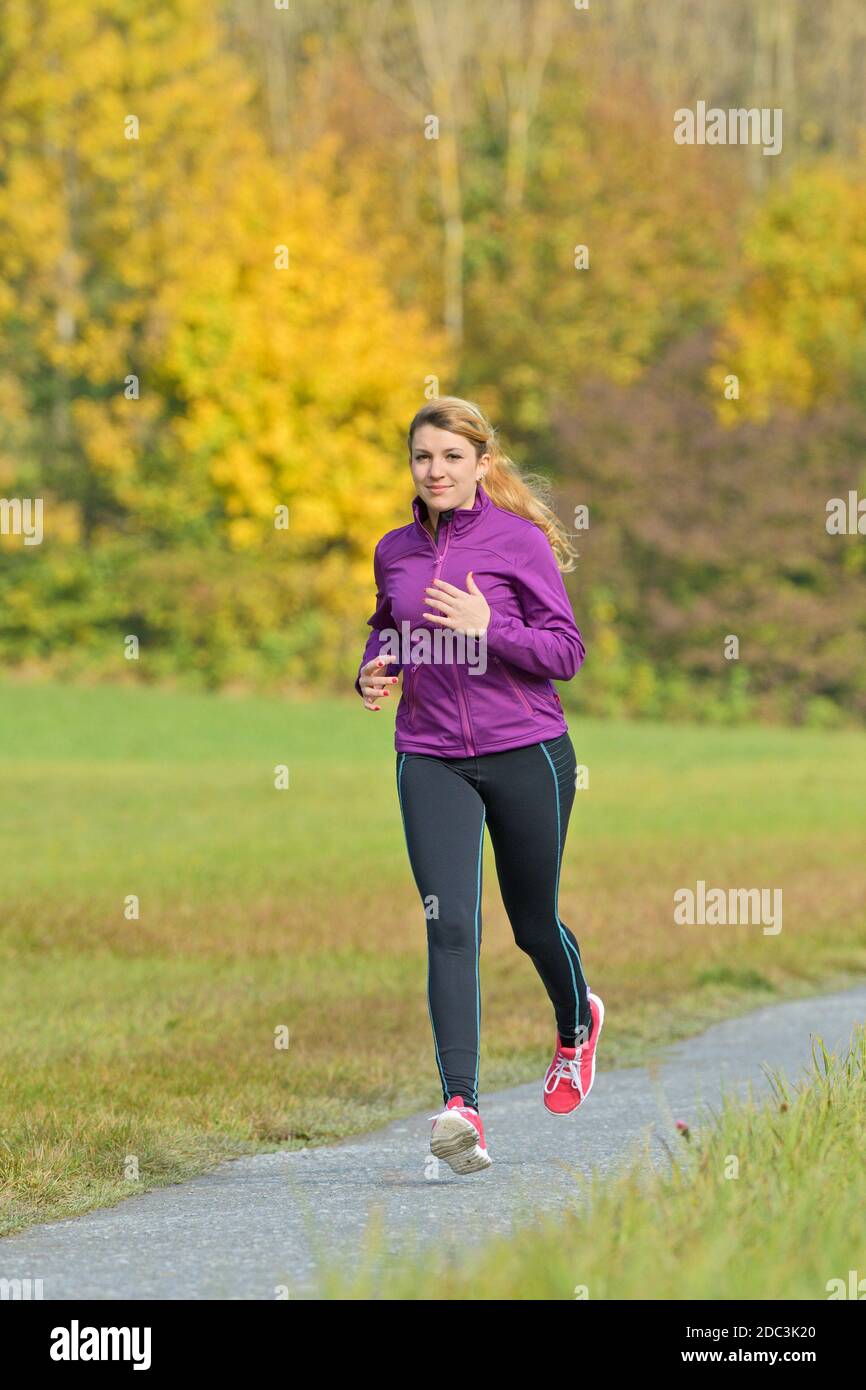 Young woman jogging en automne Banque D'Images
