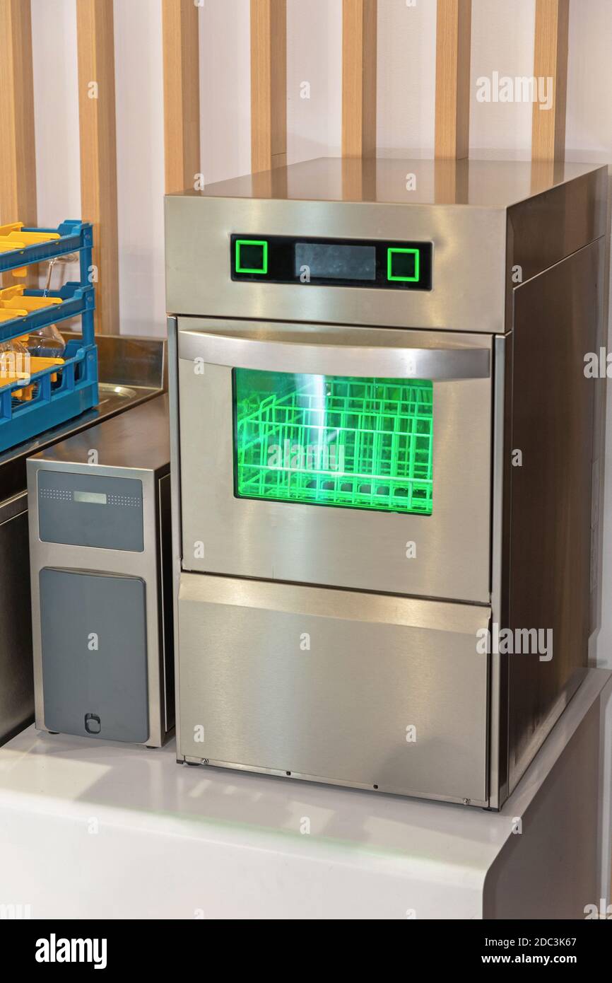 Lave-vaisselle professionnel dans la cuisine commerciale du restaurant Banque D'Images