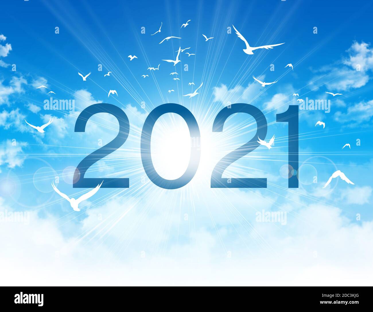 Numéro de date de l'année 2021, haut dans le ciel bleu avec le lever du soleil et le vol des oiseaux. Carte de vœux de la nouvelle année. Banque D'Images