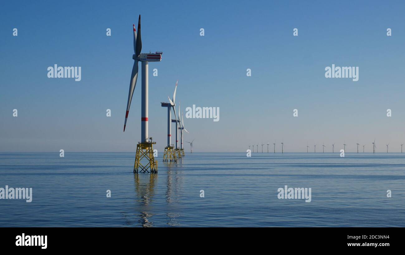 Éoliennes offshore en ligne dans un parc éolien offshore En Allemagne Banque D'Images