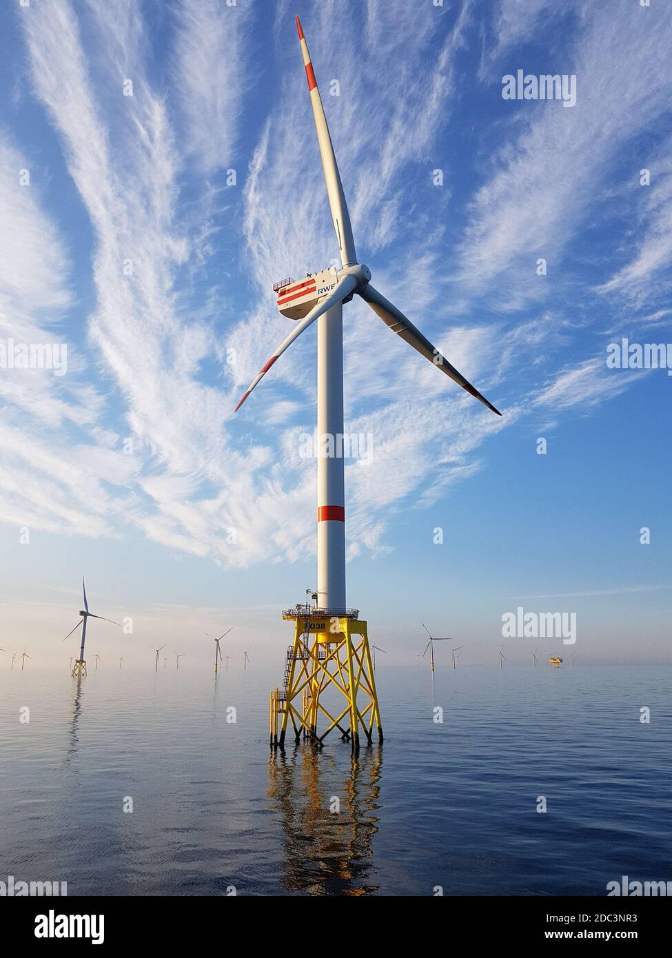 Éolienne offshore dans le parc éolien offshore de Geman en mer du Nord Banque D'Images Éolienne offshore dans le parc éolien offshore de Geman en mer du Nord Banque D'Images