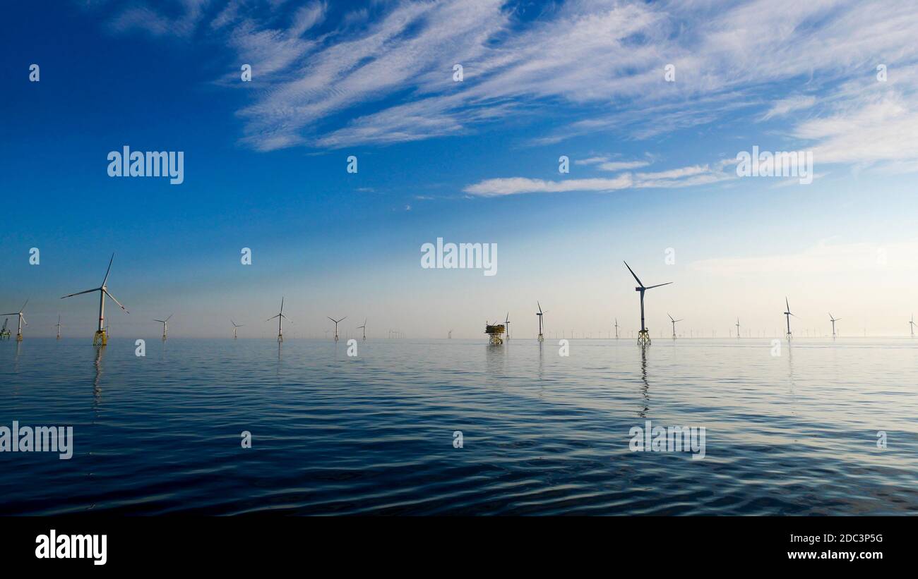 Éoliennes dans un parc éolien offshore allemand à temps parfait et mer calme Banque D'Images