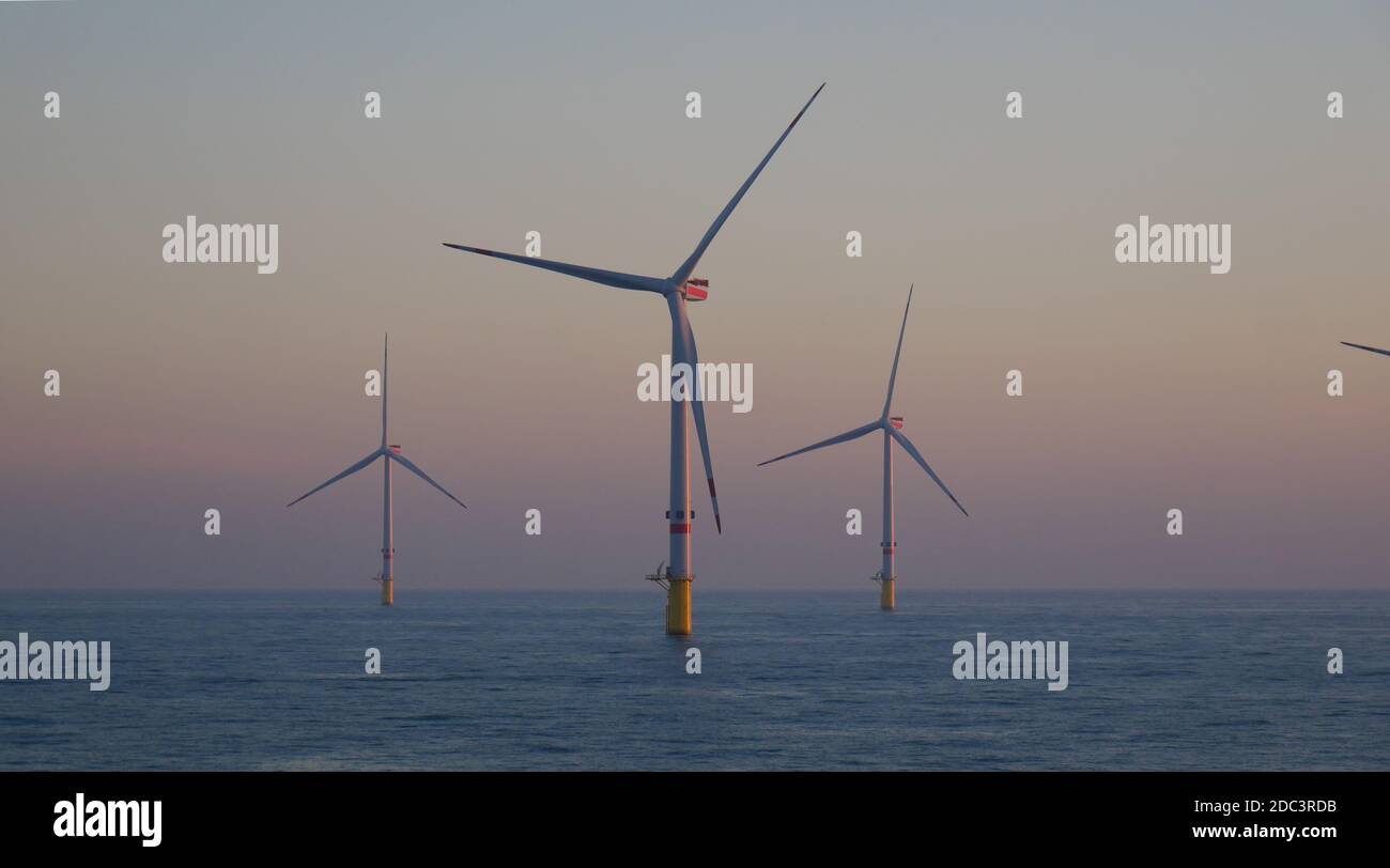 Éoliennes allemandes dans un parc éolien offshore en mer du Nord par temps parfait Banque D'Images