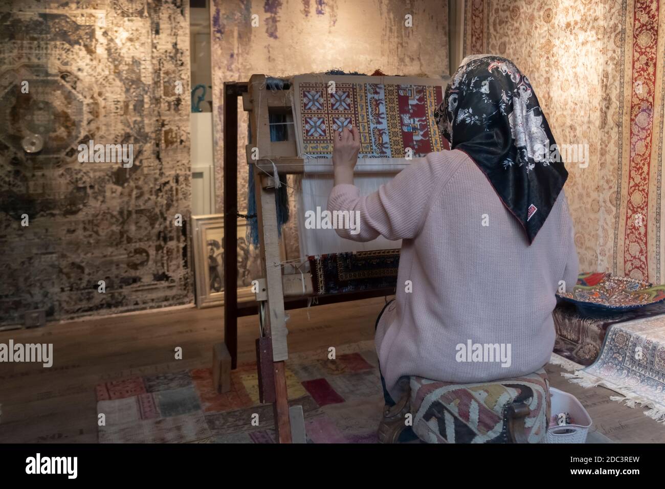 Tisserand main Loom dans un atelier de tapis à Istanbul Turquie Photo Stock  - Alamy