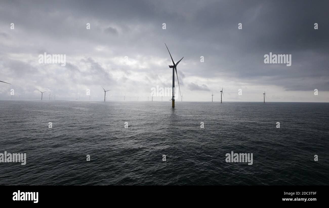 Image spectaculaire en noir et blanc d'un parc éolien offshore mer du nord Banque D'Images