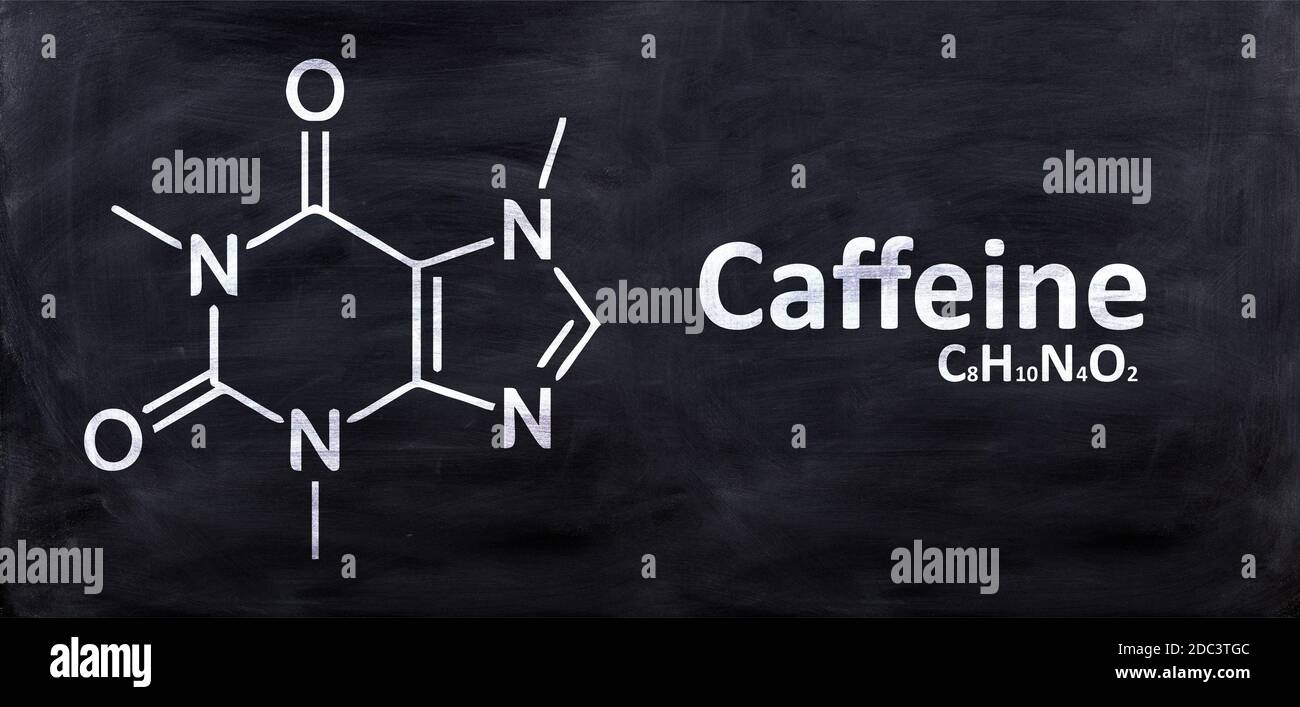 Formule chimique structurale de caféine, sur un tableau noir de craie, classe de chimie scolaire. Substance stimulante dans le café et le thé Banque D'Images