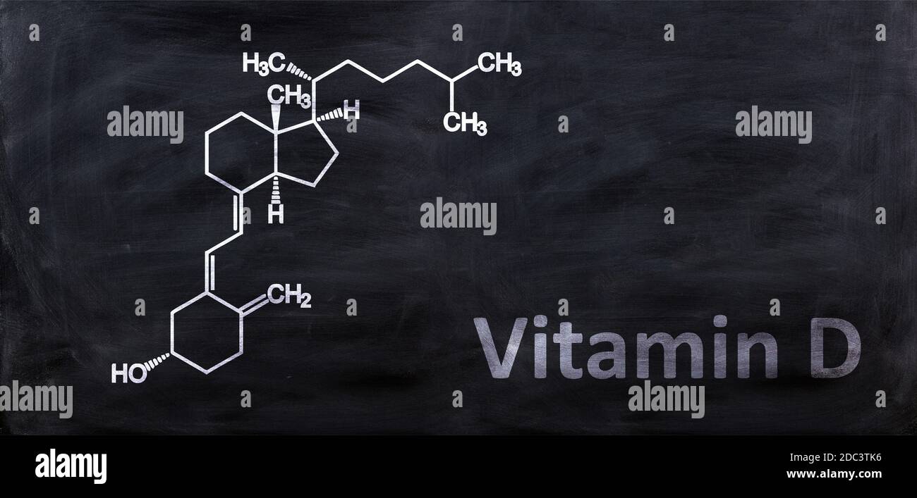 Vitamine D D3 formule chimique structurale, sur un tableau noir de