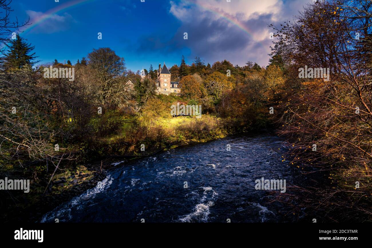 Loch Aline sur le domaine Ardtornish en Écosse, par une journée ensoleillée et lumineuse avec des nuages spectaculaires le jour de l'automne, des rivières, une plage, une mer, un loch Banque D'Images