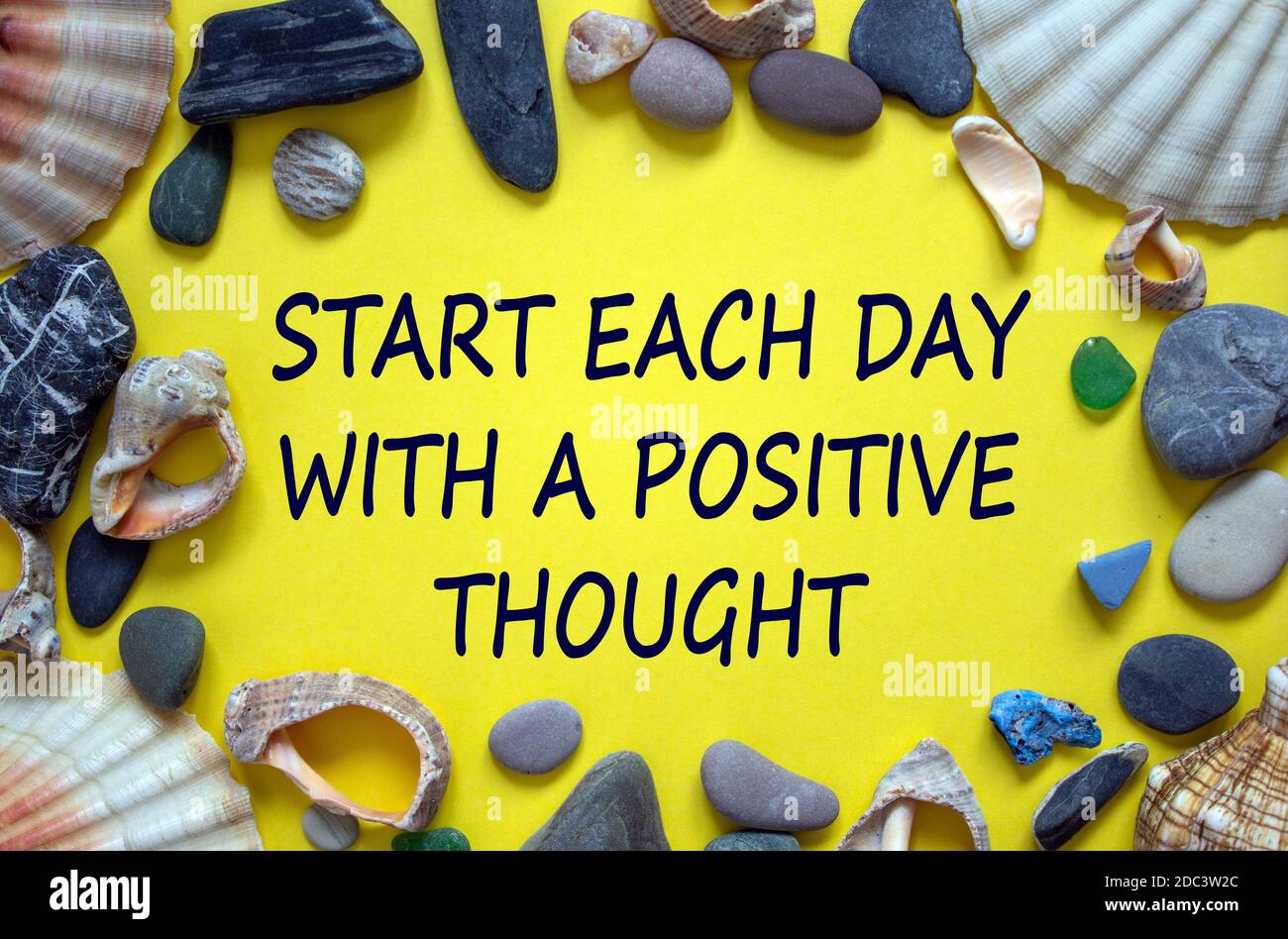 Texte Demarrez Chaque Jour Avec Une Pensee Positive Sur Un Magnifique Fond Jaune Pierres De Mer Et Coquillages Concept Citation Positive De La Vie De Pensee Photo Stock Alamy
