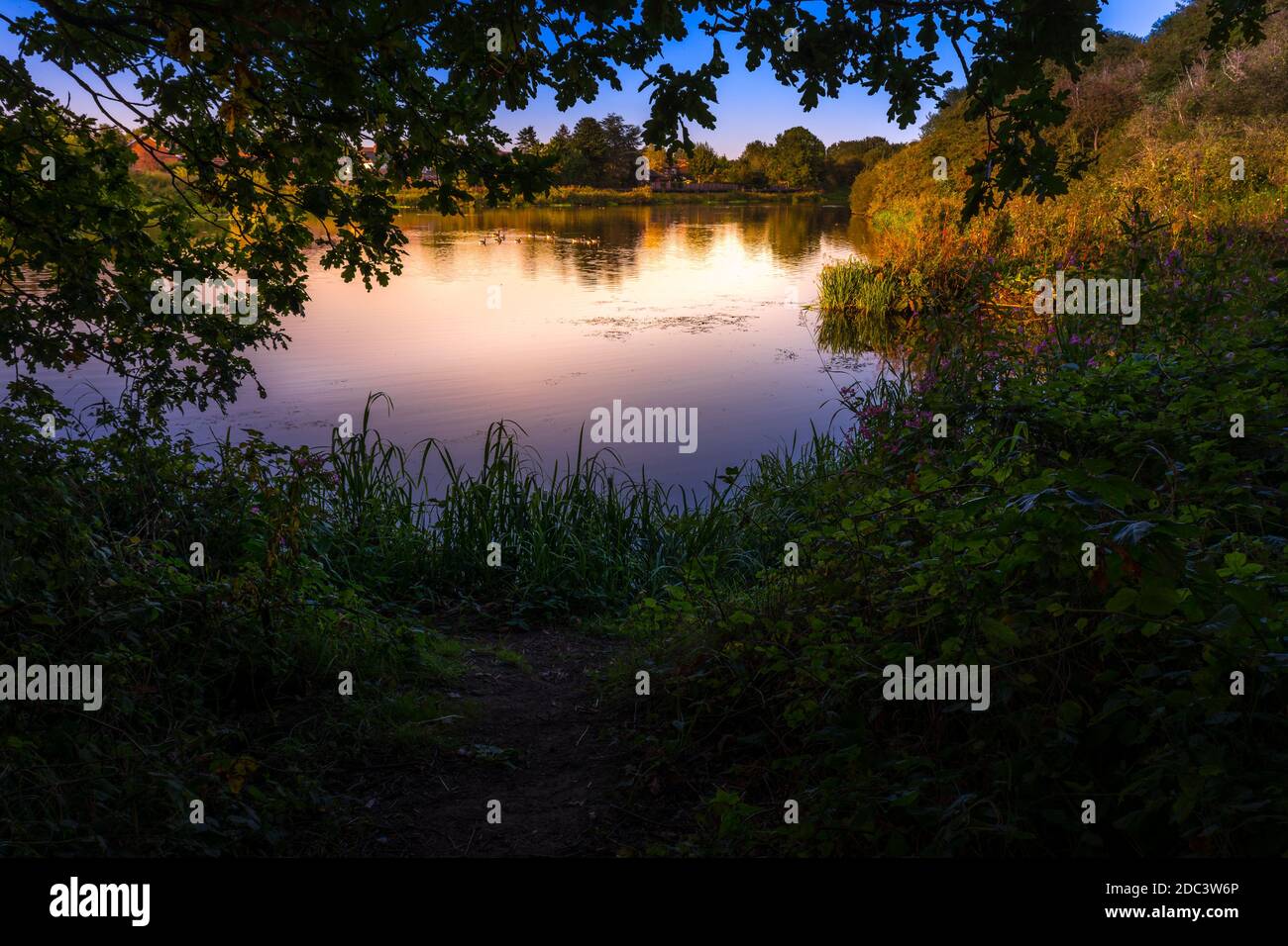 Rivière Mersey au coucher du soleil le jour de l'été, Warrington Banque D'Images