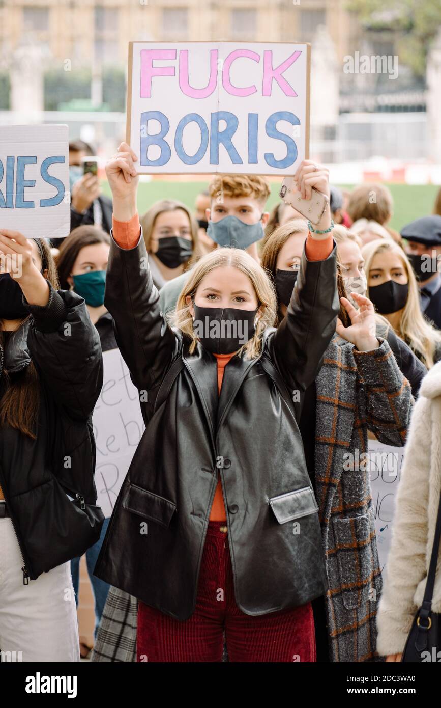 LONDRES, ROYAUME-UNI - 18 OCTOBRE 2020 : tous les Noirs vivent au Royaume-Uni et les manifestants de la fin du SRAS se réunissent à Londres pour protester contre la violence au Nigeria Banque D'Images