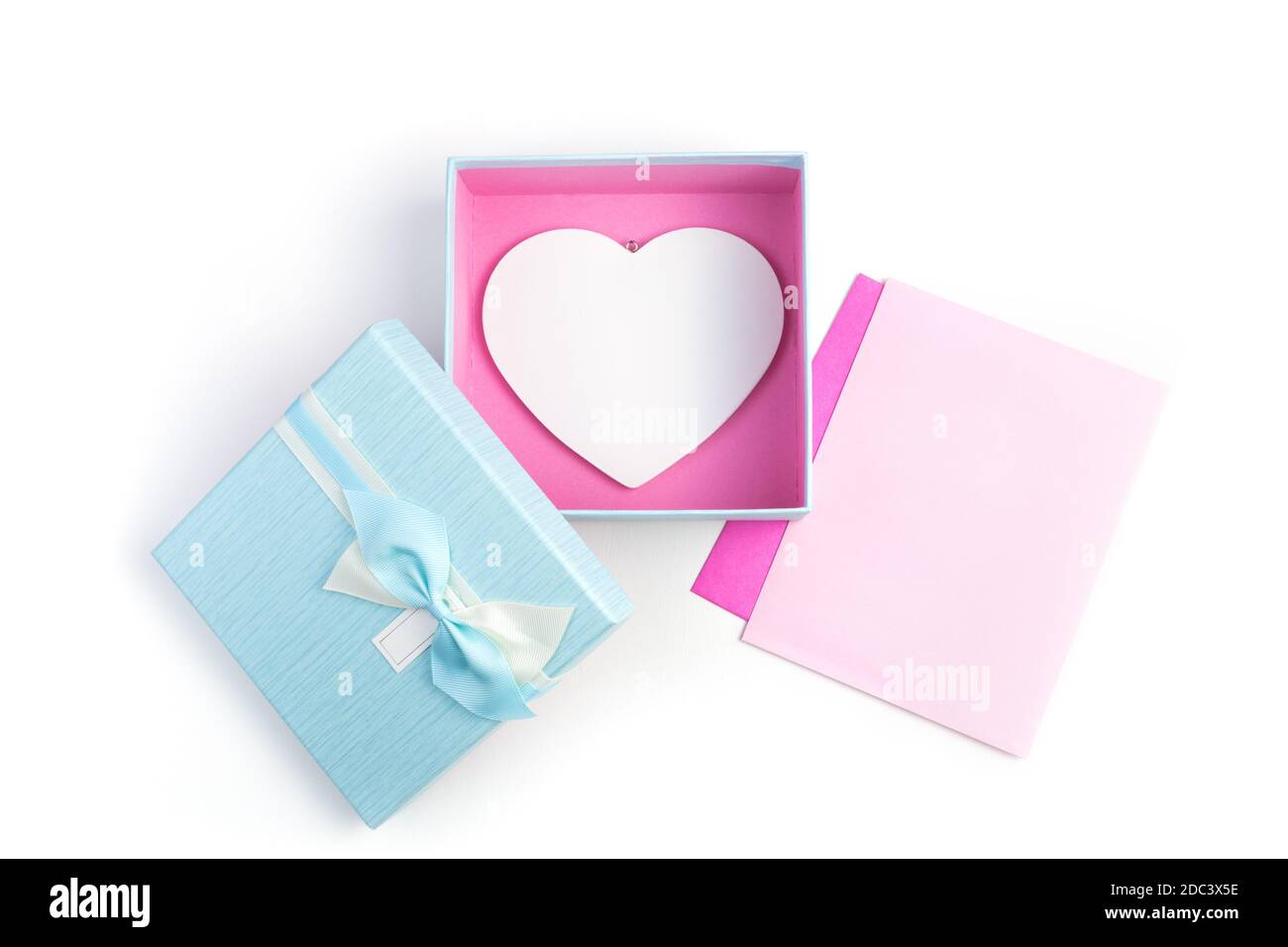 Deux enveloppes et une boîte cadeau avec un coeur sur fond clair. Banque D'Images