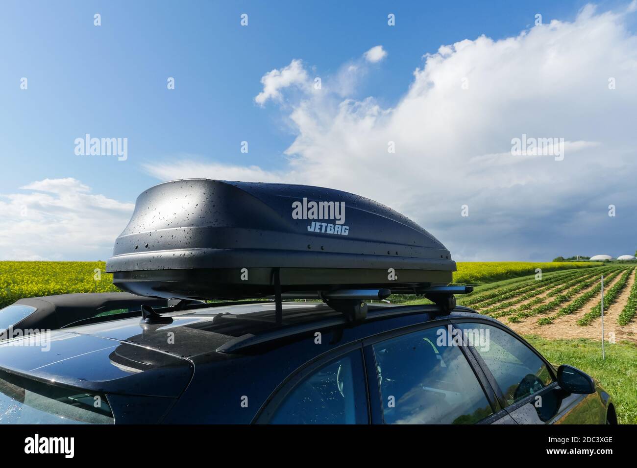Voiture Jetbag coffre de stockage sur le toit dans le champ agricole en  plein air ensoleillé Photo Stock - Alamy